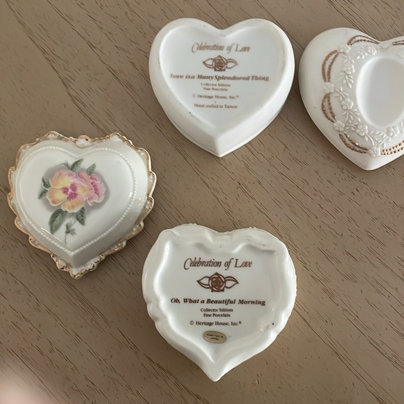Lot of 2 Heritage House Heart-Shaped Music Trinket Boxes Porcelain Floral Design - Picture 4 of 8